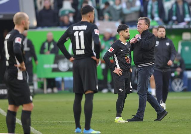 前德甲冠军狼堡濒临降级！迷信AI省钱反遭毒打，防线惨不忍睹